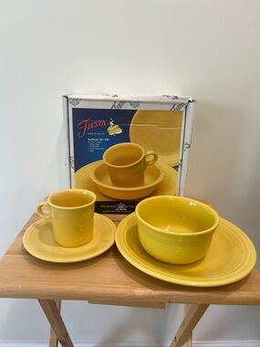 Vintage Fiesta Sunflower Ceramic Dinnerware Set - 4-Piece Retired color